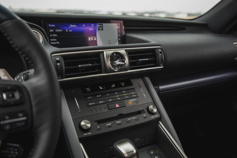 Детали интерьера Lexus IS350 AWD F-Sport 2016 года  (NA) (фото 31 из 40)